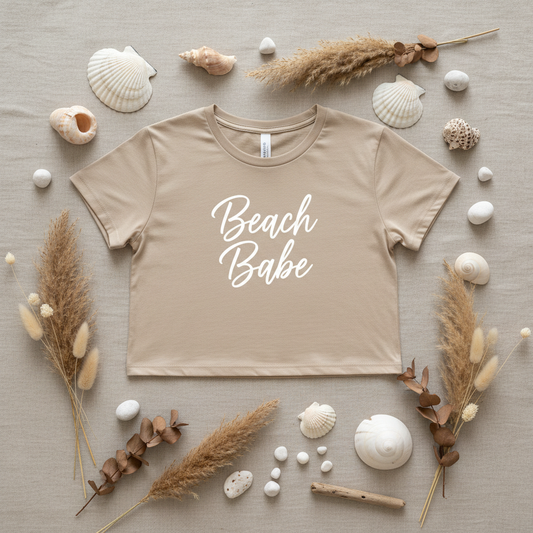 Flat lay T-Shirt Crop Beach Babe avec coquillages